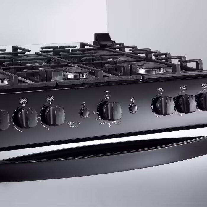 Cocina a gas Indurama Sorrento Maxgrill Zafiro, diseño elegante de 5 quemadores, horno amplio y parrilla Maxgrill para asados perfectos.