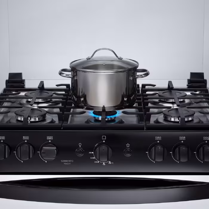 Cocina a gas Indurama Sorrento Maxgrill Zafiro, diseño elegante de 5 quemadores, horno amplio y parrilla Maxgrill para asados perfectos.
