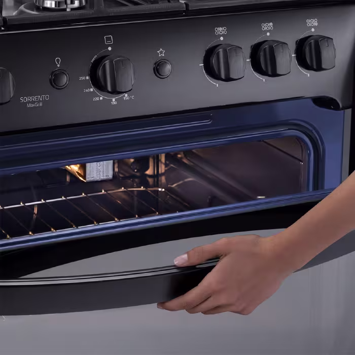 Cocina a gas Indurama Sorrento Maxgrill Zafiro, diseño elegante de 5 quemadores, horno amplio y parrilla Maxgrill para asados perfectos.