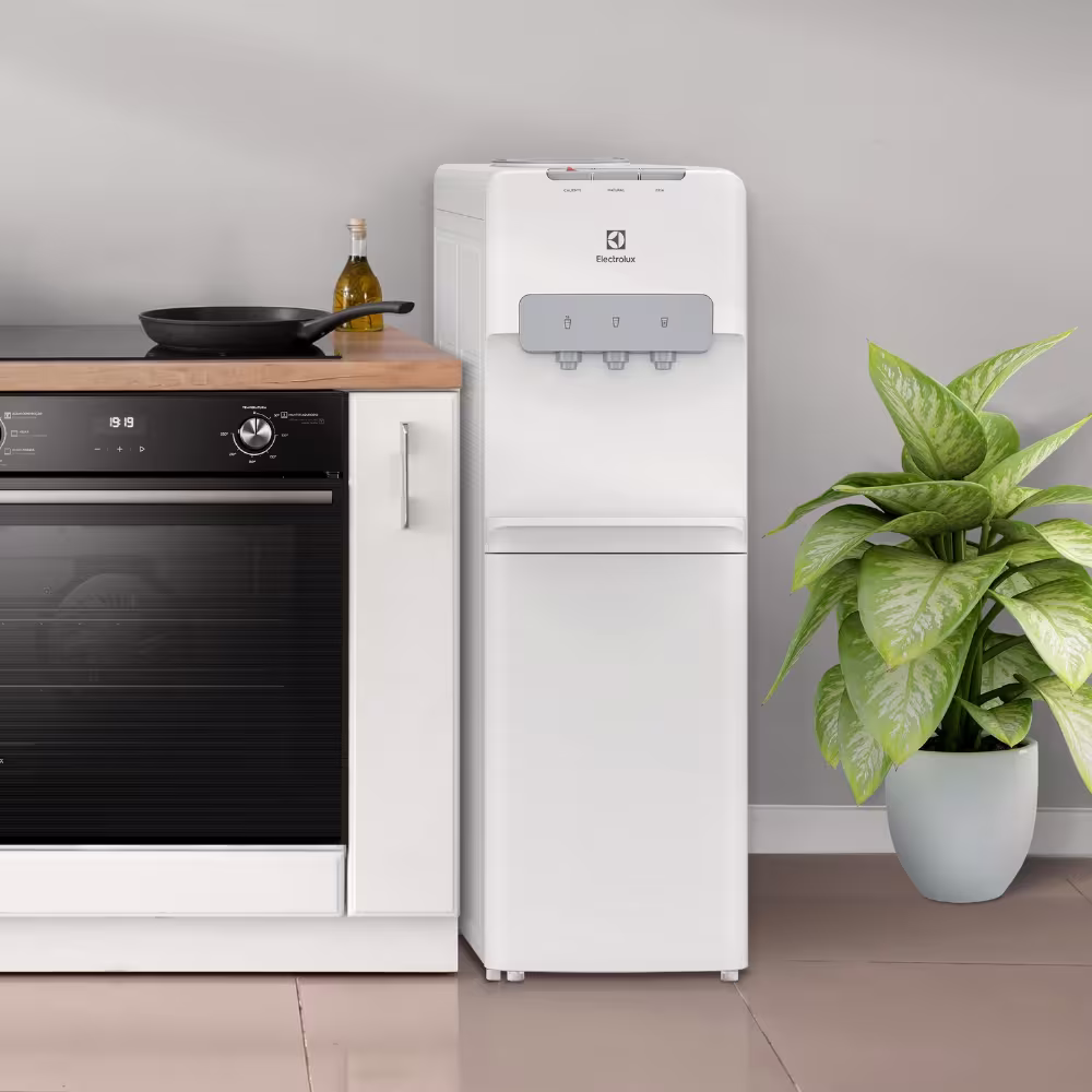 Hidrátate con comodidad con el dispensador Electrolux ES11WR. Práctico, elegante en color blanco y con botellón arriba.
