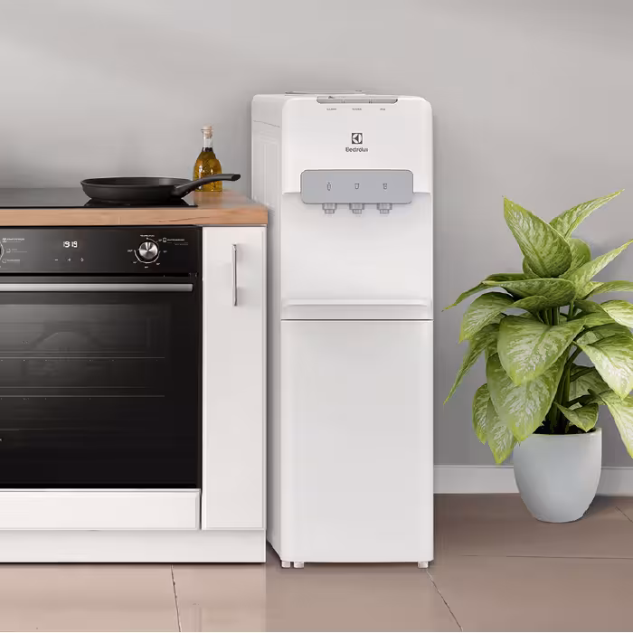 Hidrátate con comodidad con el dispensador Electrolux ES11WR. Práctico, elegante en color blanco y con botellón arriba.