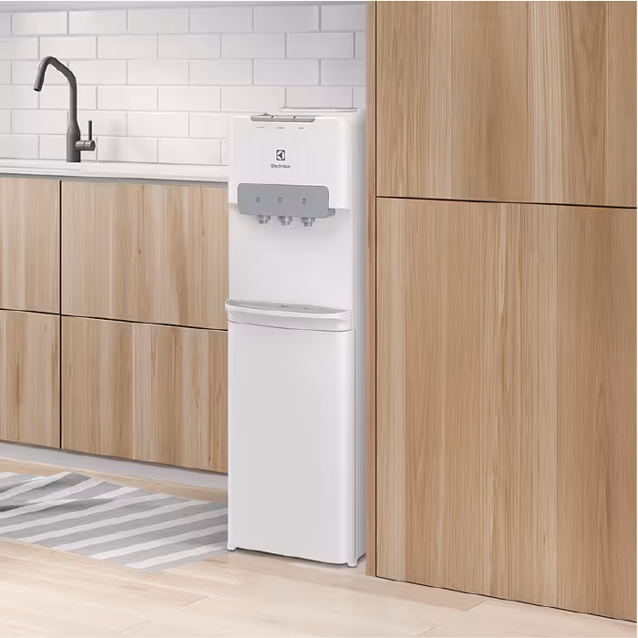 Hidrátate con comodidad con el dispensador Electrolux ES11WR. Práctico, elegante en color blanco y con botellón arriba.