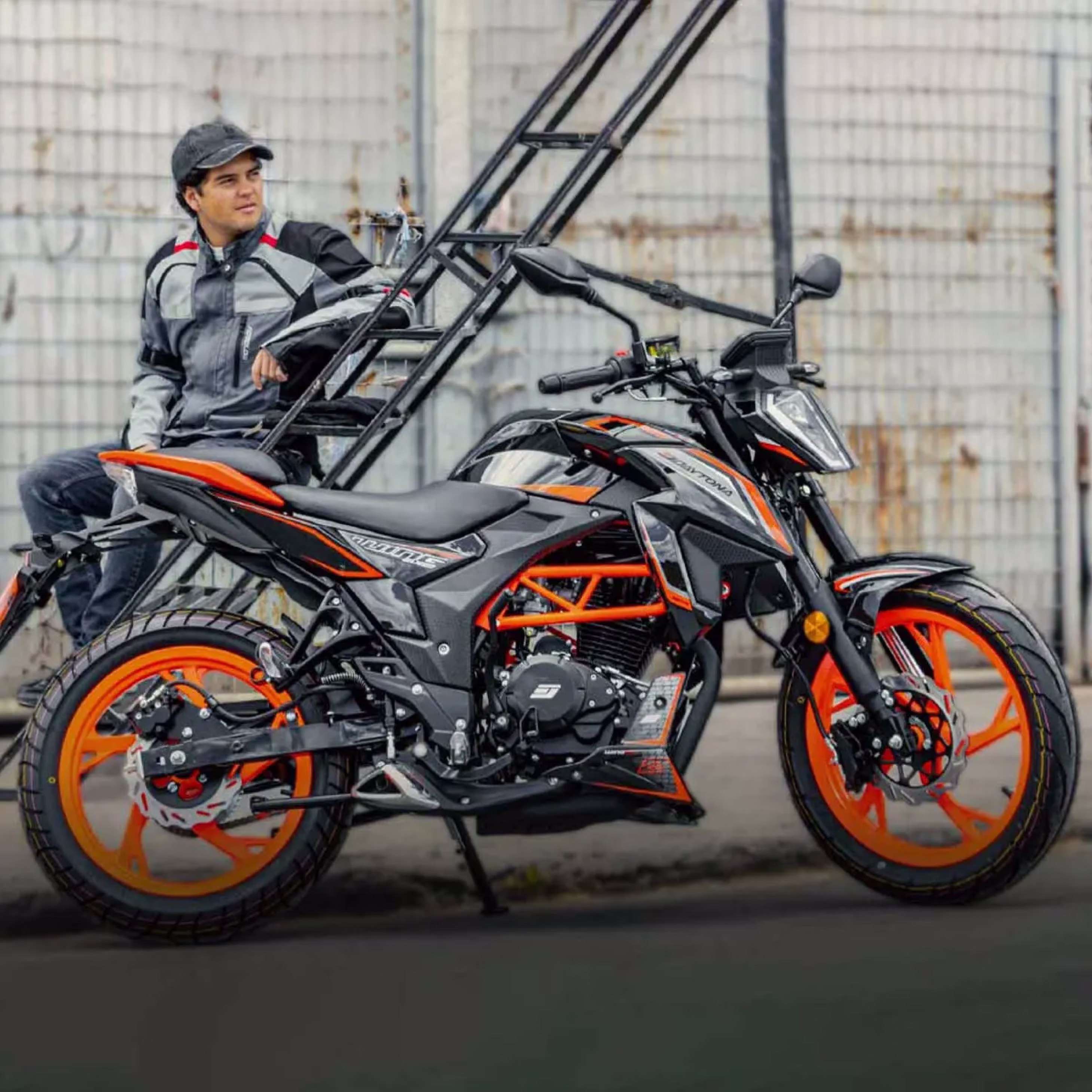 Moto Daytona WING EVO II de 200cc, arranque eléctrico y pedal, frenos de disco, tanque de 16 L. Ideal para moverte con estilo y potencia.